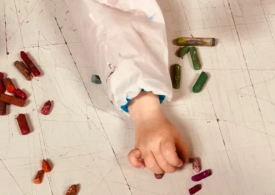 Mains enfants qui dessinent à la craie grasse